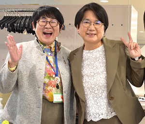 （左）田口館長・（右）岩永絹子さん