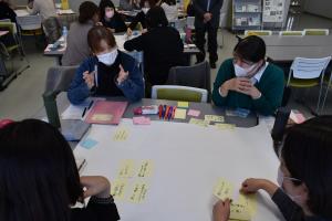 語り合う様子