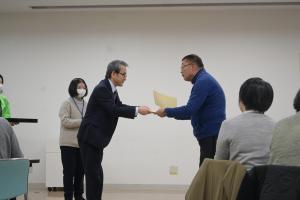 修了証交付写真