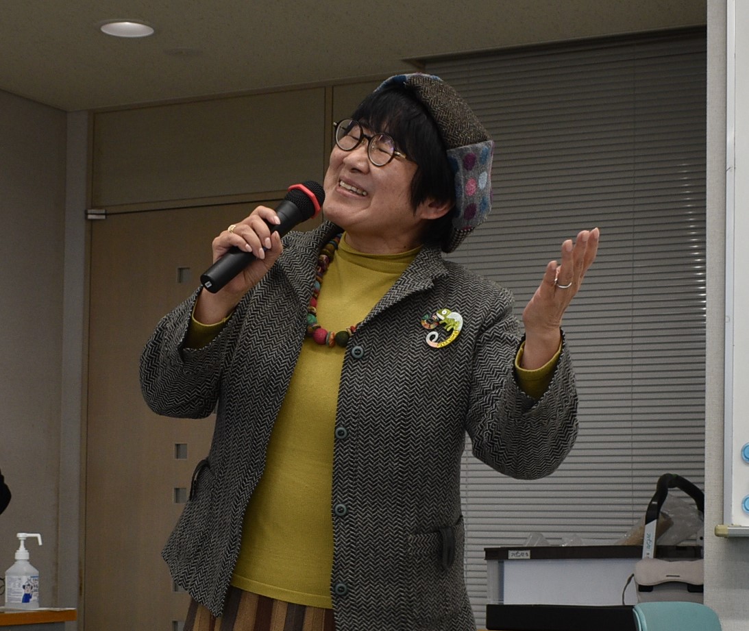 受講者へ歌を贈る田口館長
