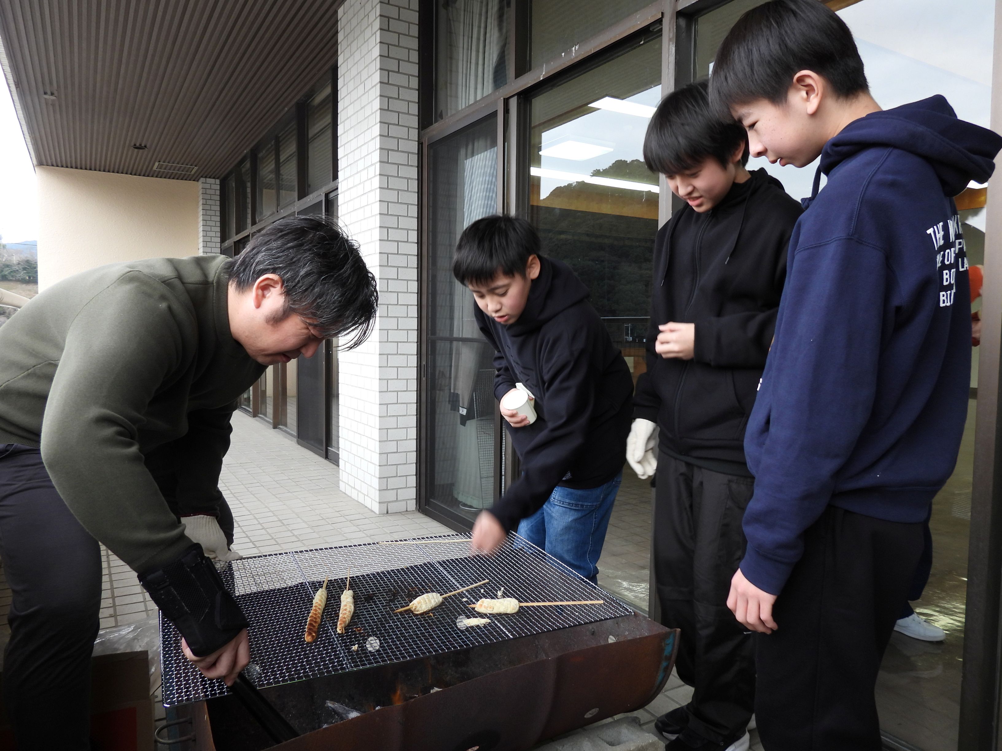 炭でパンを焼く様子