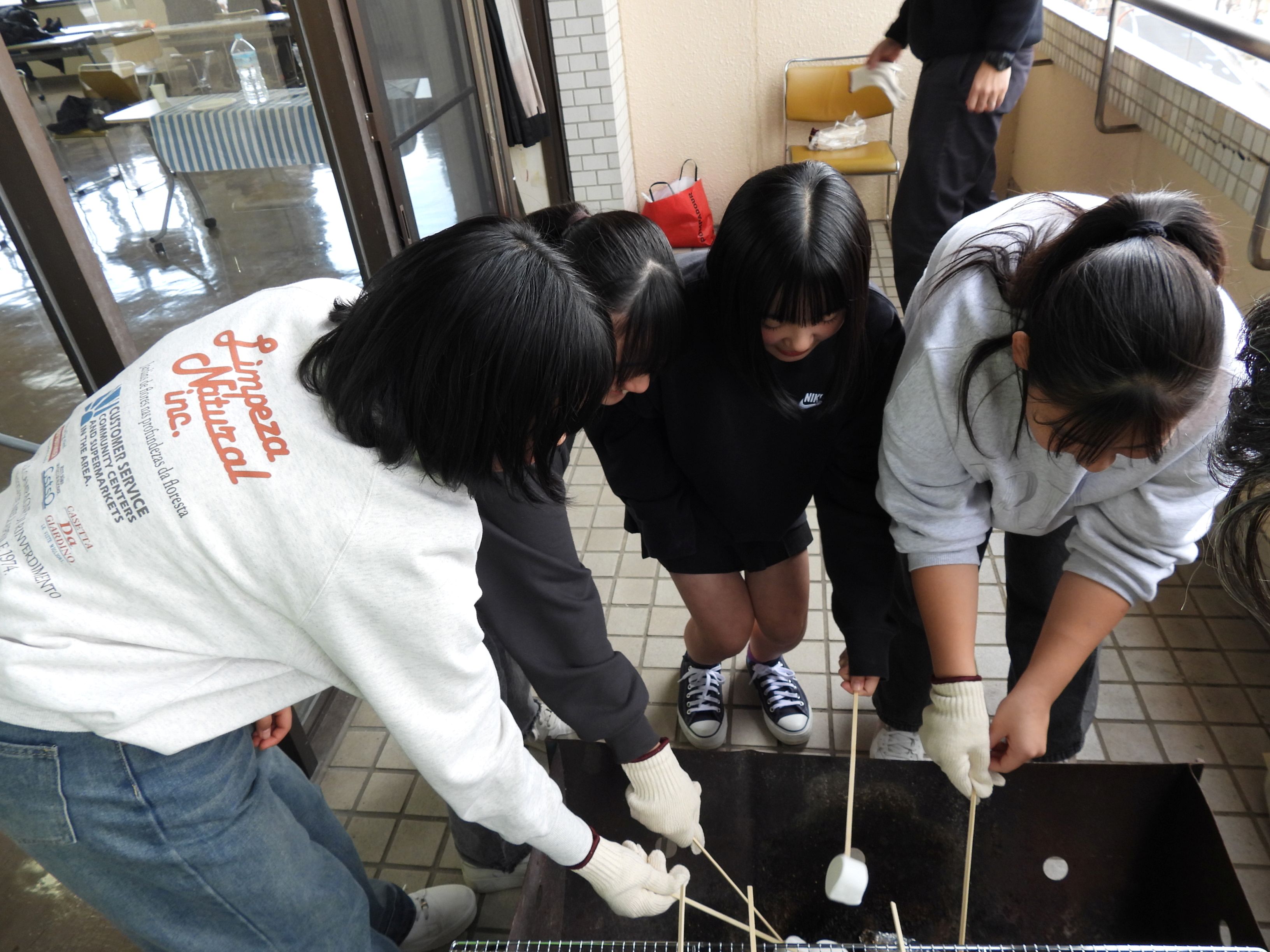 炭でマシュマロを焼く様子
